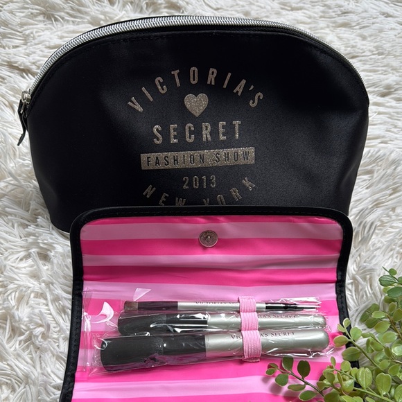 🎉HP🎉 Victoria's Secret Cosmetic Bag & Brush Set NWOT 💗 Black and Silver - Picture 4 of 15